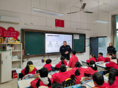强调非常环境应及时向家长、教师或警方