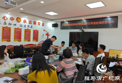 讲课教员手把工做人员利用智能农残检测仪、荧