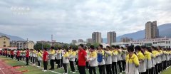 高三同窗们正正在参取引体向上、双杠、