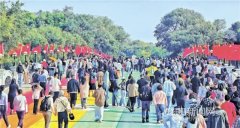 <b>爵士、摇滚旋律融入摩天轮、过山车等设备</b>